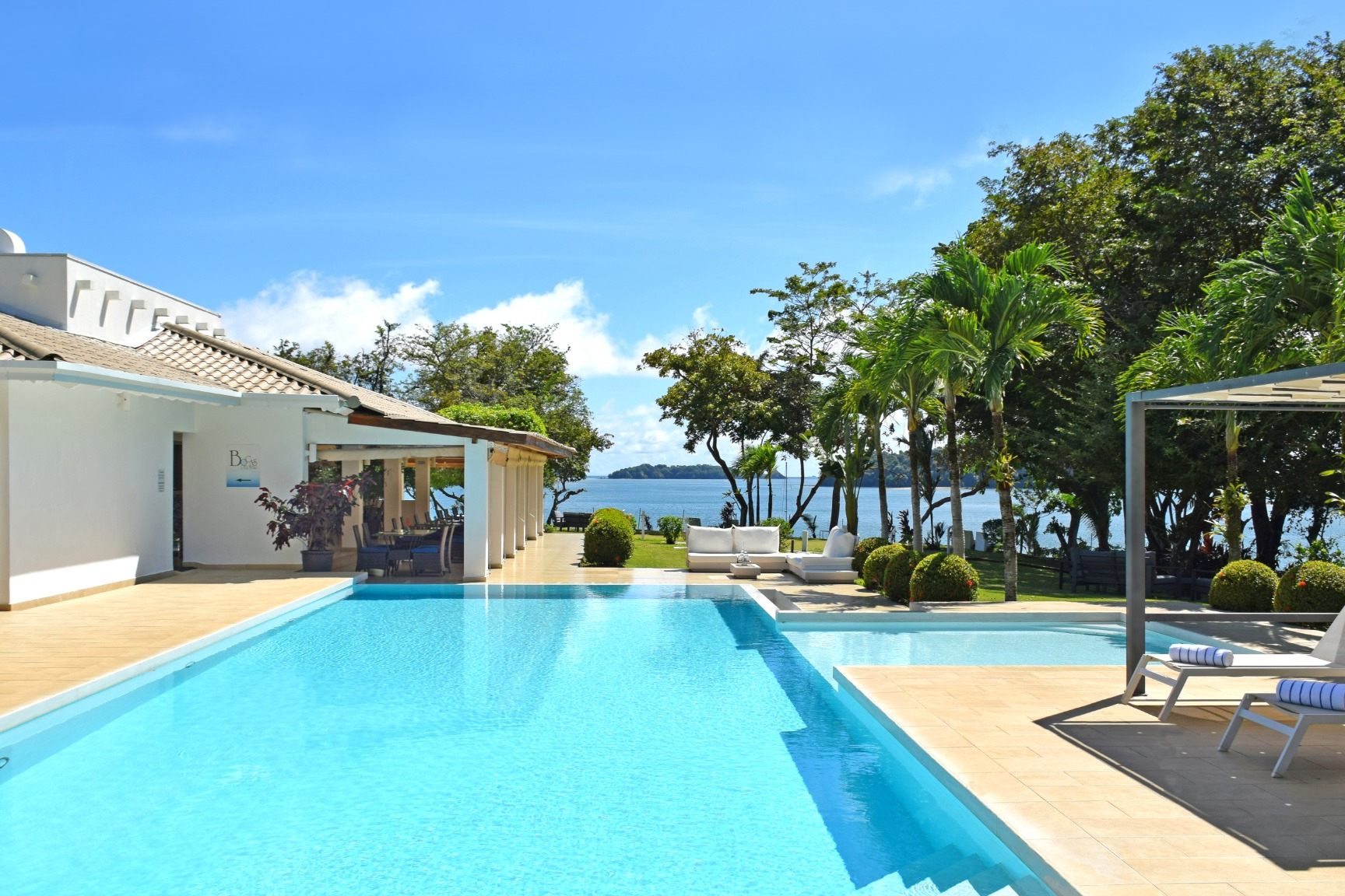 The main pool, bar and restaurant at Hotel Bocas del Mar